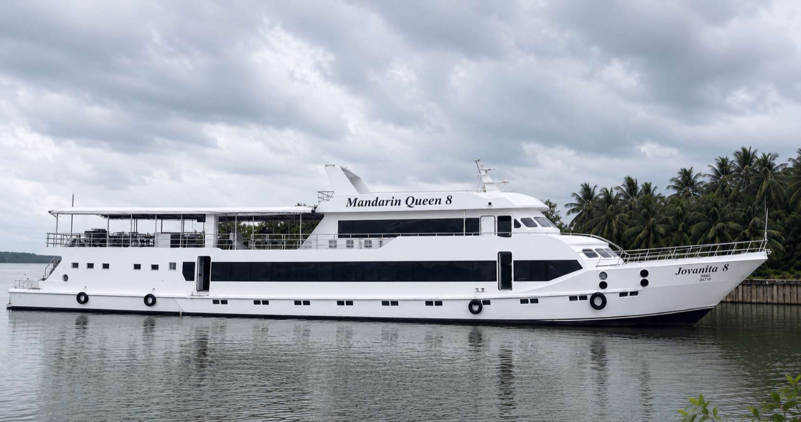 Mandarin Queen 8 у берега