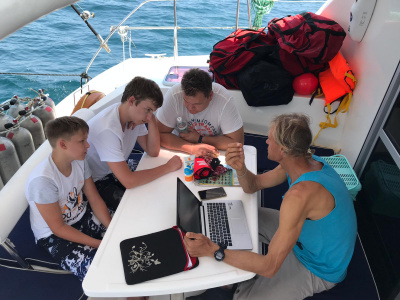 Процесс обучения в процессе яхт-круиза по Андаманскому морю